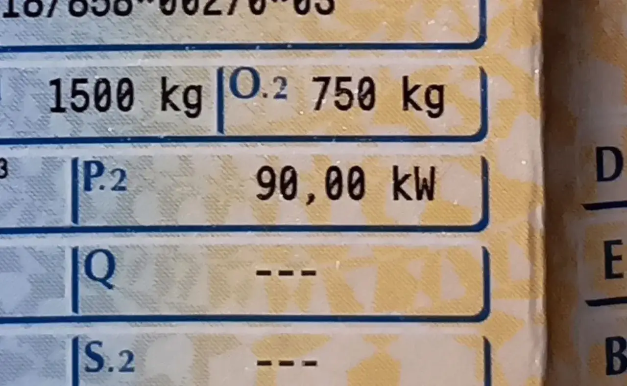 Fragment dokumentu z danymi technicznymi pojazdu: masa 1500 kg, moc 90 kW.