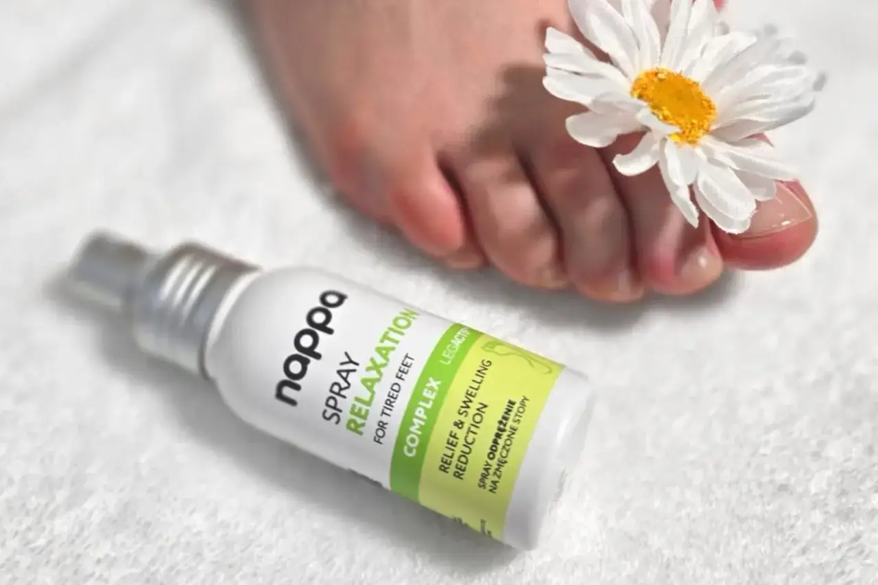 Jak zadbać o stopy? Spray Nappa Relaxation to ulga dla zmęczonych stóp. Delikatny kwiat podkreśla pielęgnację.