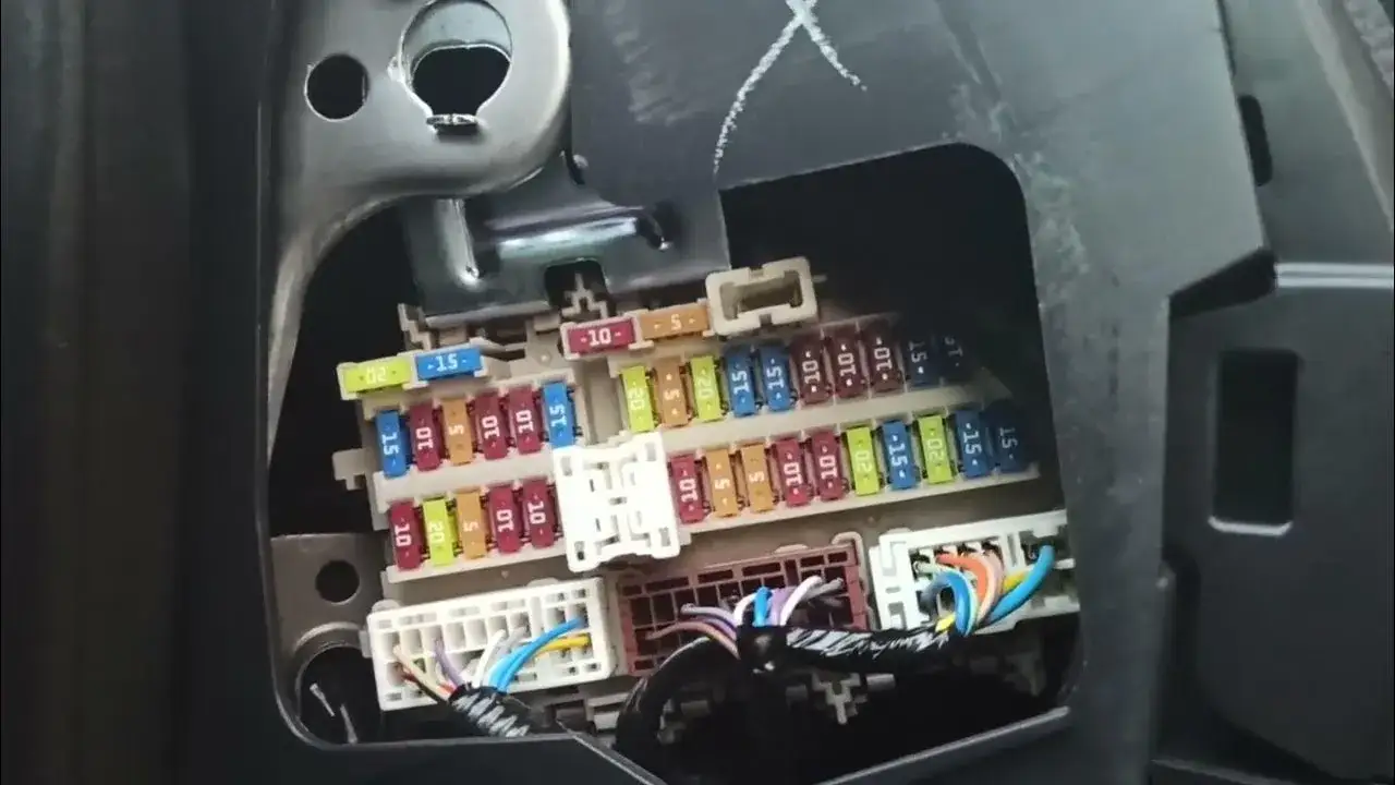 Gdzie są bezpieczniki w Nissan Qashqai? Oto lokalizacja skrzynek