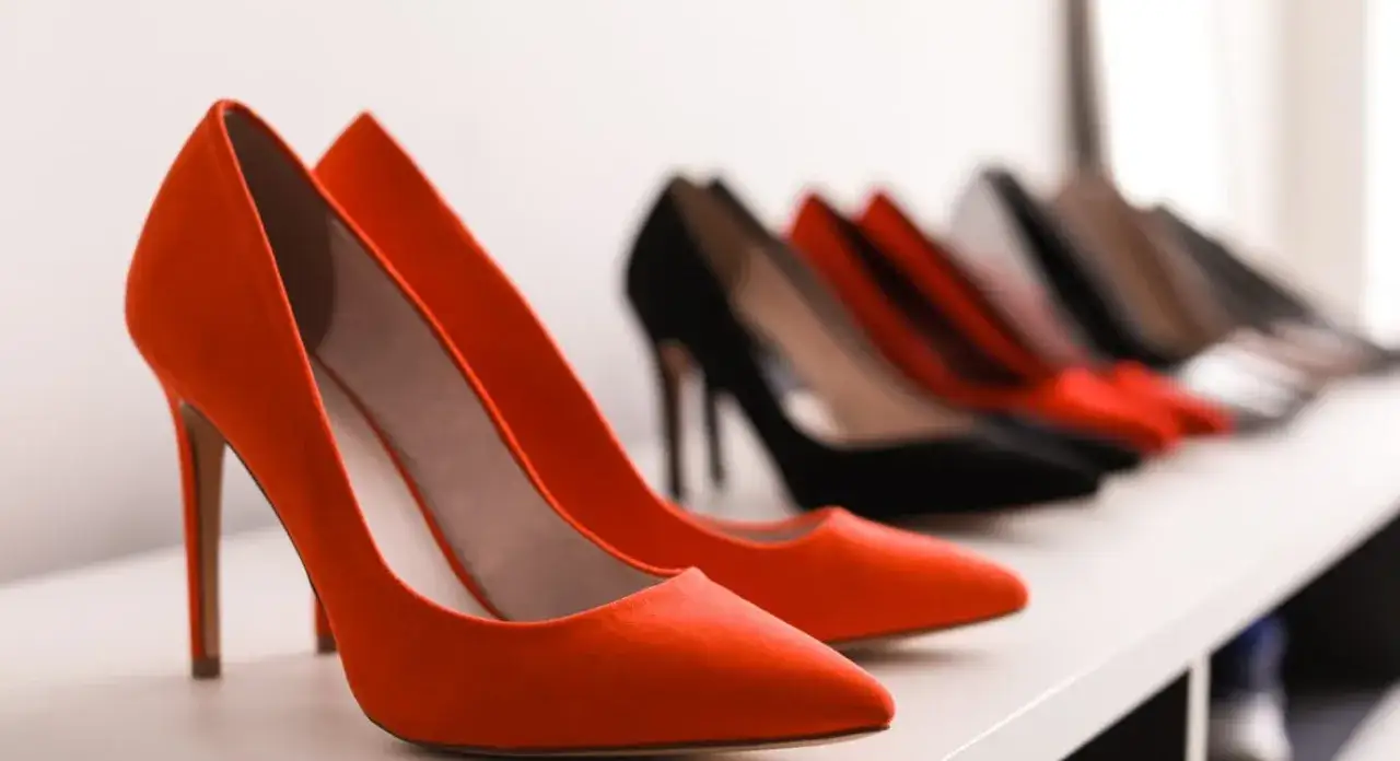 Jak szybko nauczyć się chodzić na obcasach bez bólu i wstydu