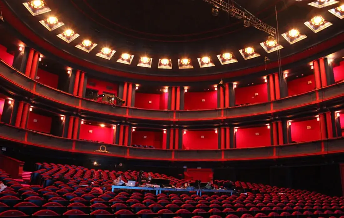 Teatr muzyczny co to? Odkryj fascynujący świat musicali i operetek