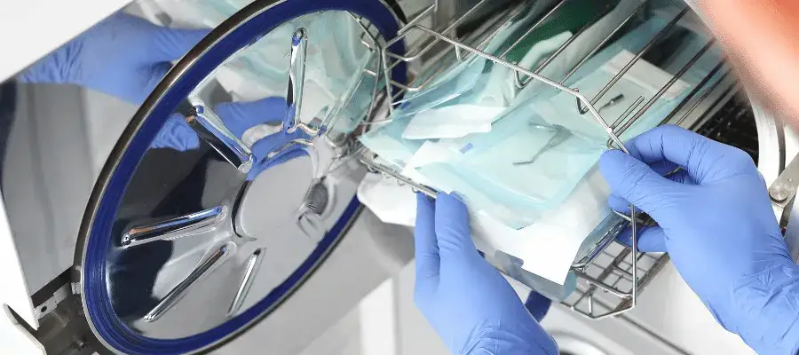 Technik sterylizacji medycznej co robi i dlaczego to kluczowe dla bezpieczeństwa pacjentów