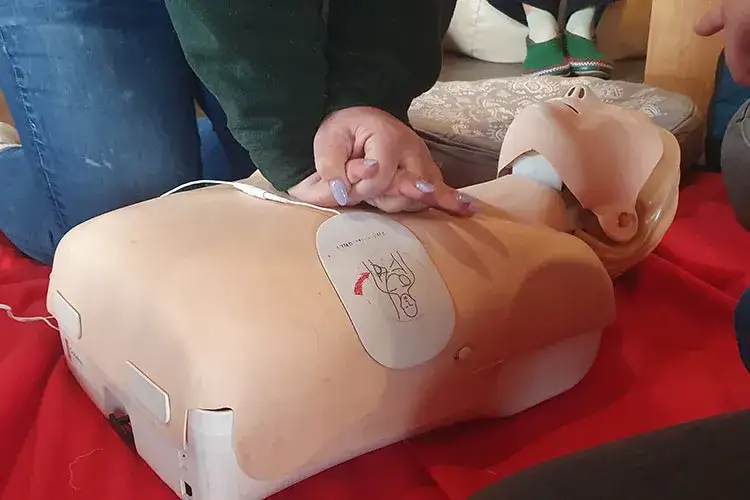 Kiedy ratownik medyczny może odstąpić od resuscytacji? Kluczowe sytuacje