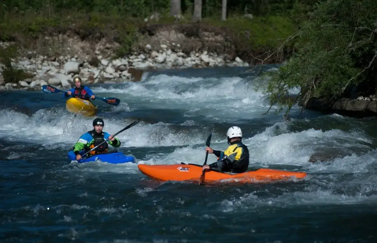 Kurs kajakarstwa górskiego: Jak zacząć przygodę z białą wodą?