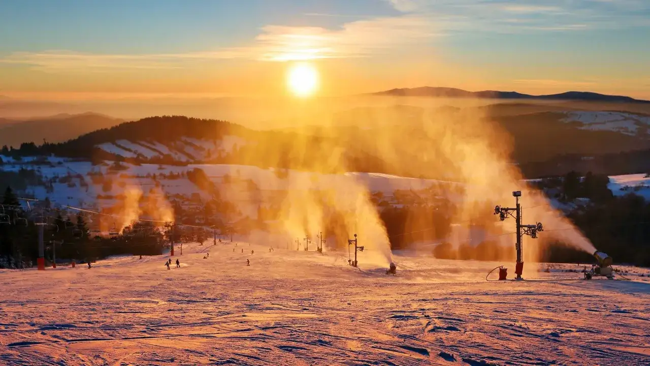 Wyciągi narciarskie w Bieszczadach – idealne miejsca dla rodzin i początkujących