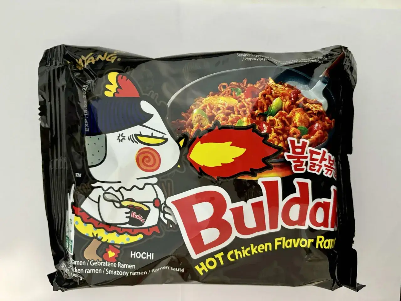 Opakowanie Buldak Ramen o smaku kurczaka z płonącym płomieniem i postacią Hoshi.