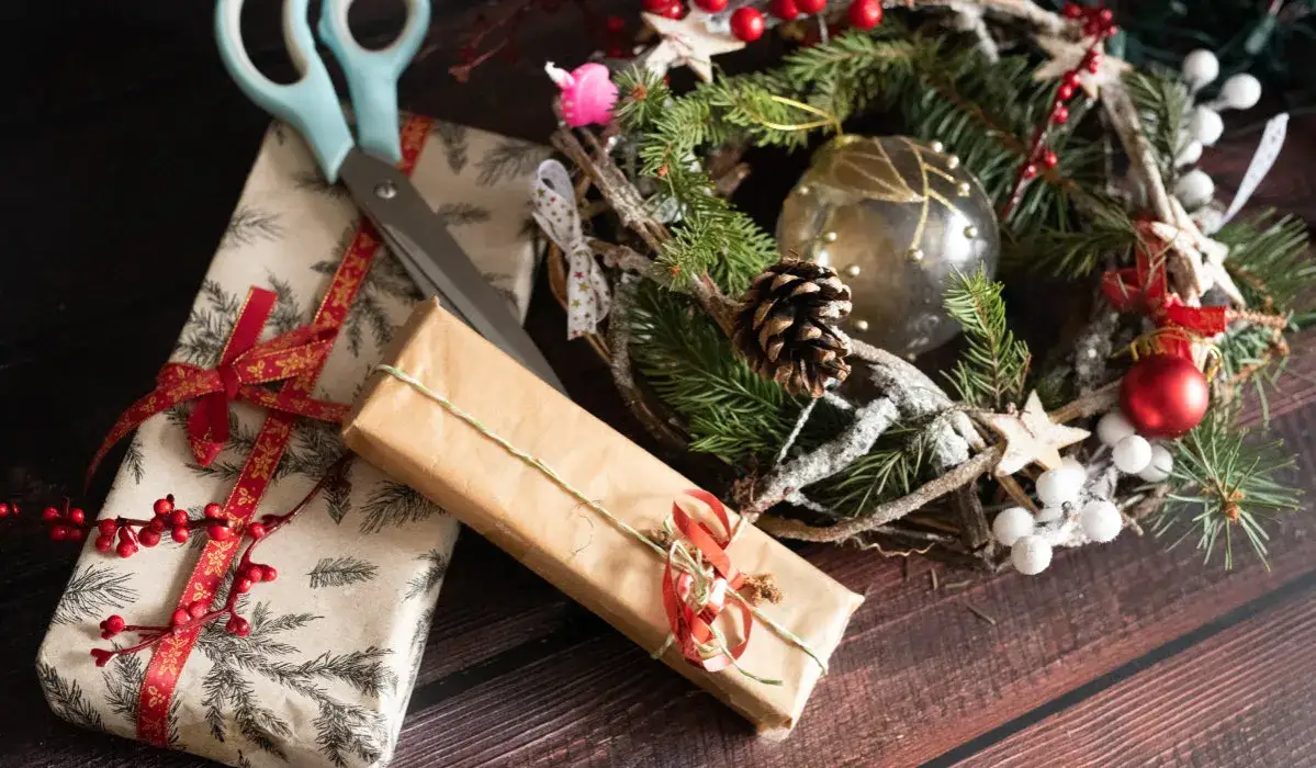Jak ozdobić prezent świąteczny? Odkryj kreatywne pomysły na dekoracje