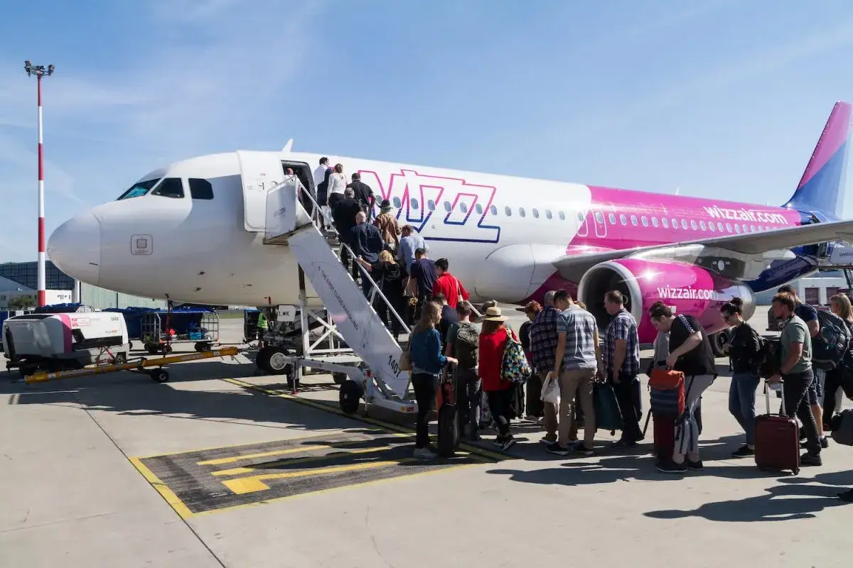 Pasażerowie wsiadają do samolotu Wizzair. Czy to lotnisko na Teneryfie?