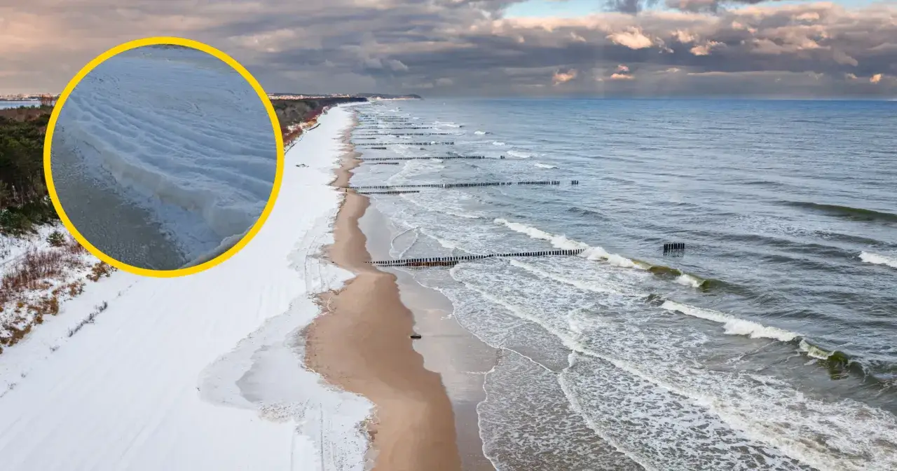 Zimowy Bałtyk z lodowymi falami przy brzegu. Czy bałtyk zamarzał? Widać zamarznięte przybrzeżne warstwy wody i śnieg na plaży.