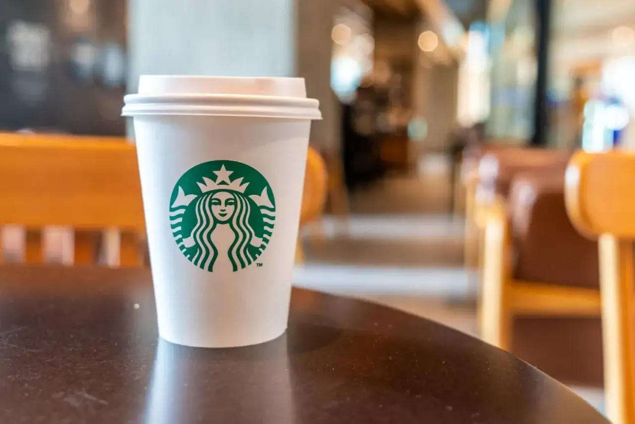 Czy w Kołobrzegu jest Starbucks? Sprawdź, gdzie napić się kawy