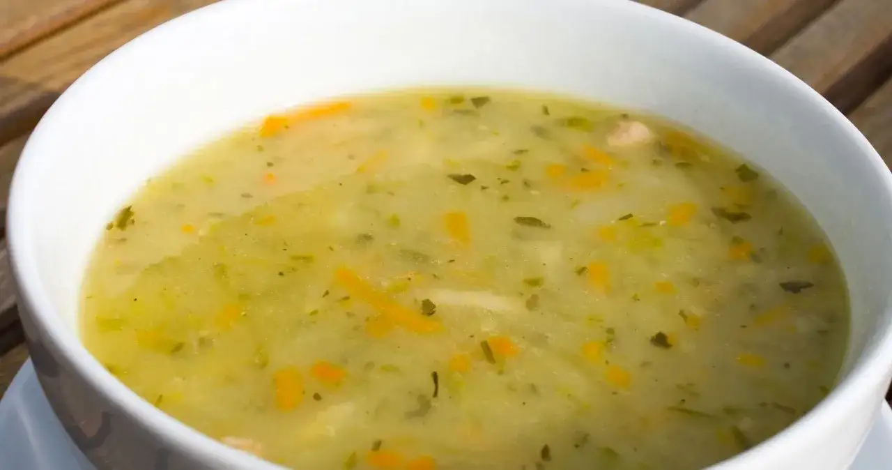 Zupa ogórkowa: przepis krok po kroku jak u babci - prosty i sprawdzony