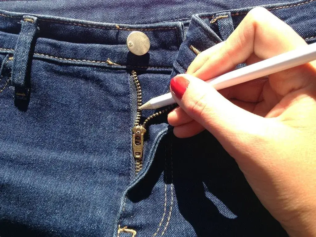 Jak naprawić suwak w spodniach - skuteczne metody na zacięcie