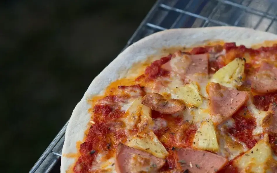 Skąd pochodzi pizza hawajska i dlaczego nie jest z Hawajów?