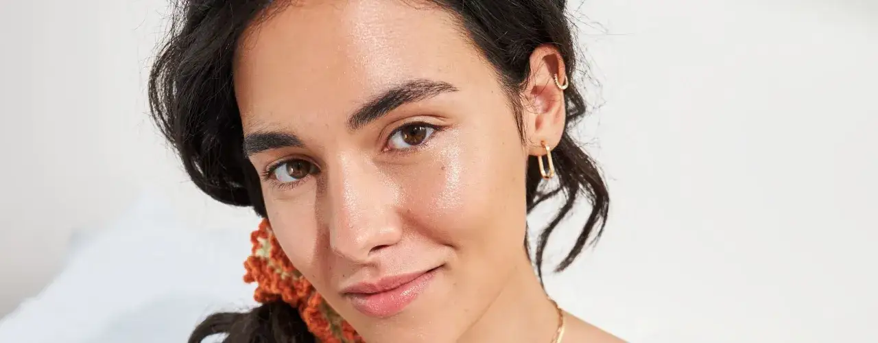 Skwalen to naturalny składnik nawilżający skórę, widoczny na twarzy kobiety jako zdrowy blask.