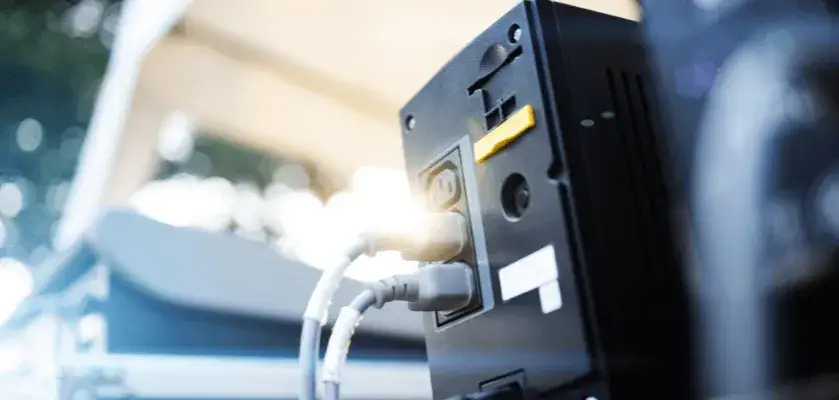 UPS elektryka co to jest i jak chroni Twoje urządzenia przed awarią