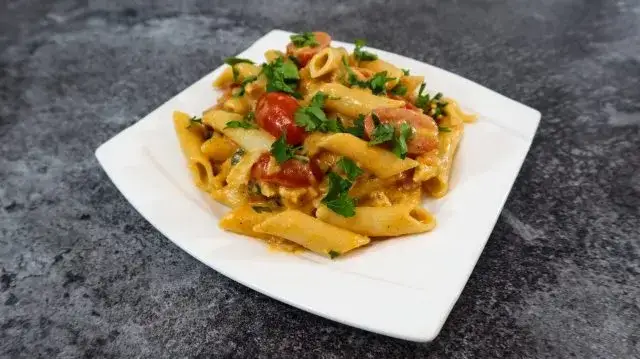 Prosty przepis na makaron penne z boczkiem, który zachwyci smakiem