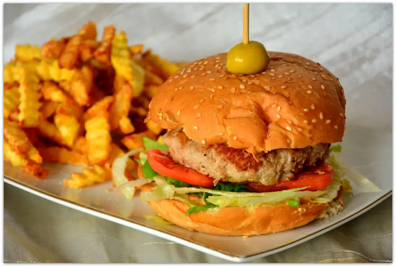 Ile kalorii ma burger wołowy z frytkami? Zaskakujące liczby!