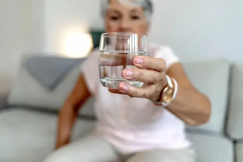 Jak nawodnić organizm u starszej osoby - skuteczne metody i porady