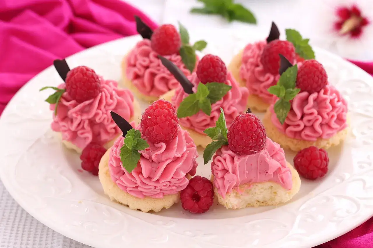 Jak przewieźć babeczki bez pudełka? Triki, które uratują krem!