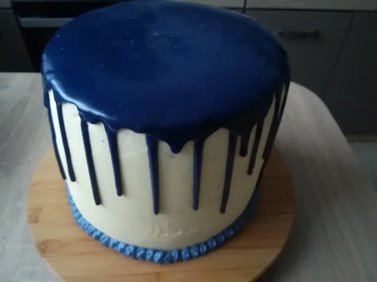 Jak zrobić granatowy tynk do tortu, który zachwyci każdego gościa