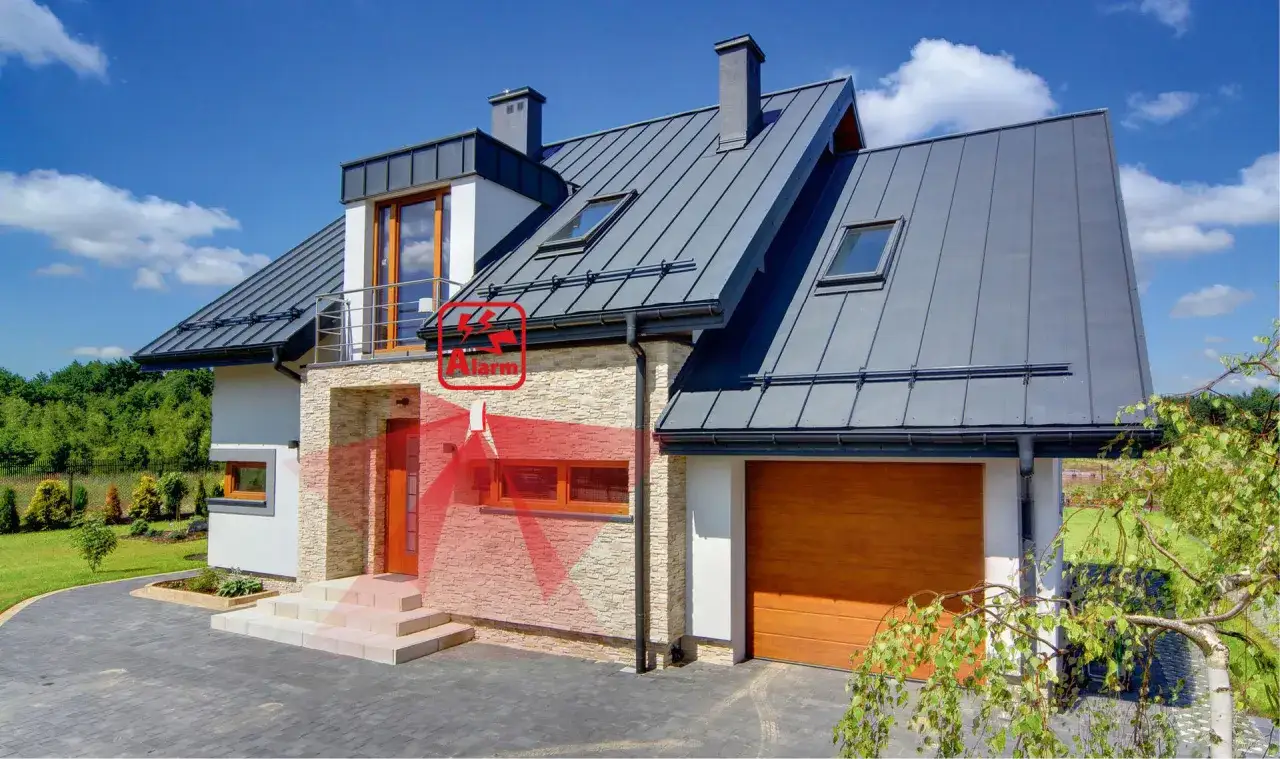 Nowoczesny dom z systemem alarmowym Satel SP-4001 R. Czerwone pole wskazuje obszar detekcji czujnika.