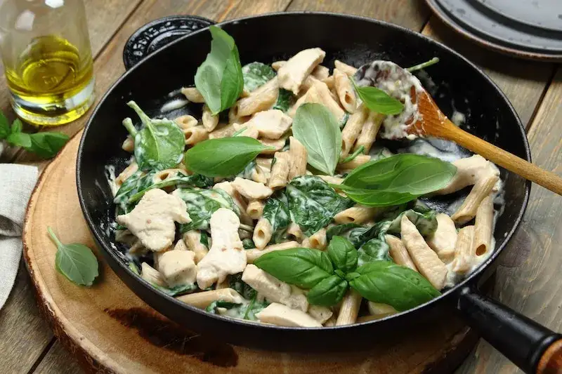 Szybki przepis na makaron penne z kurczakiem i szpinakiem, który zachwyci