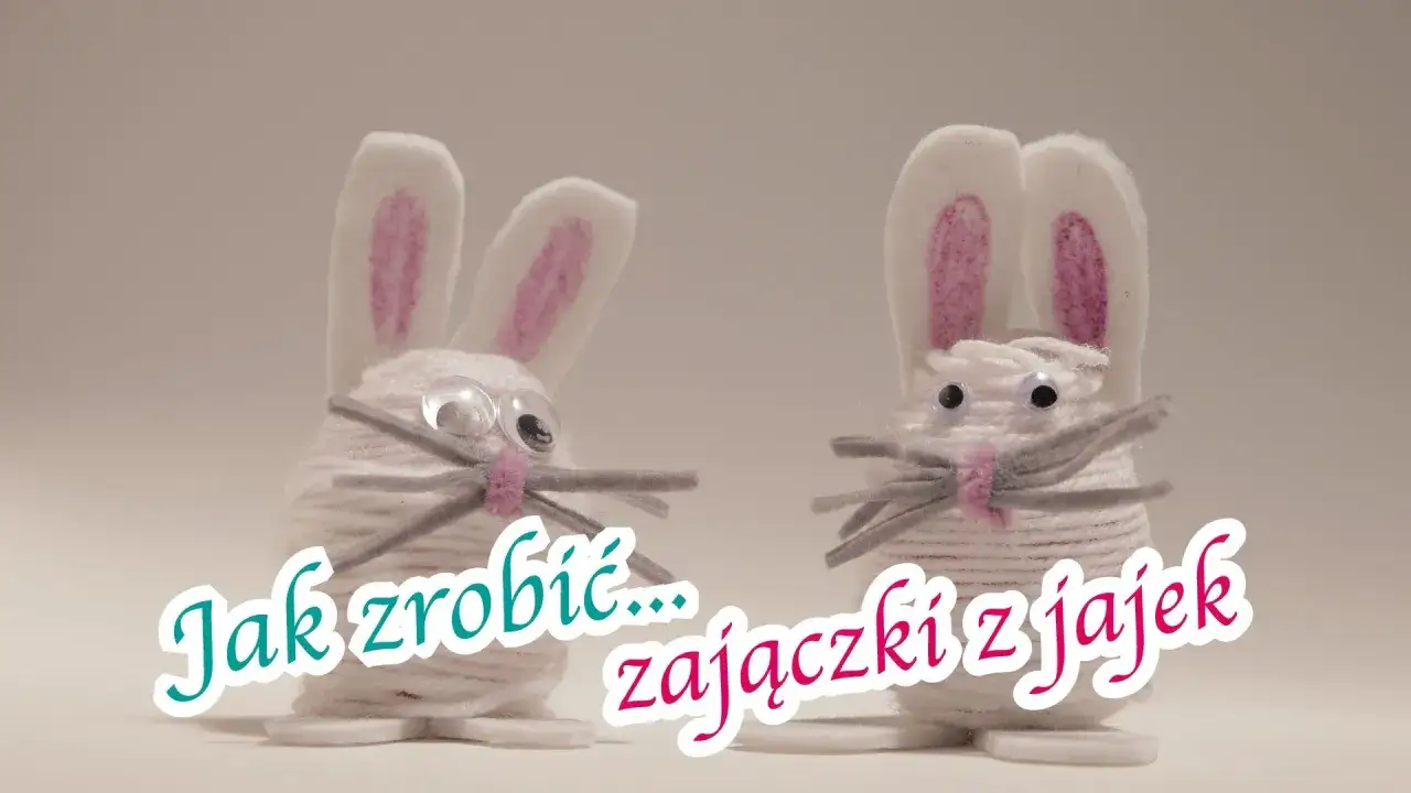 Dwa urocze zajączki z jajek styropianowych, ozdobione włóczką, oczkami i wąsikami. Napis "Jak zrobić zajączki z jajek" sugeruje instrukcję DIY.