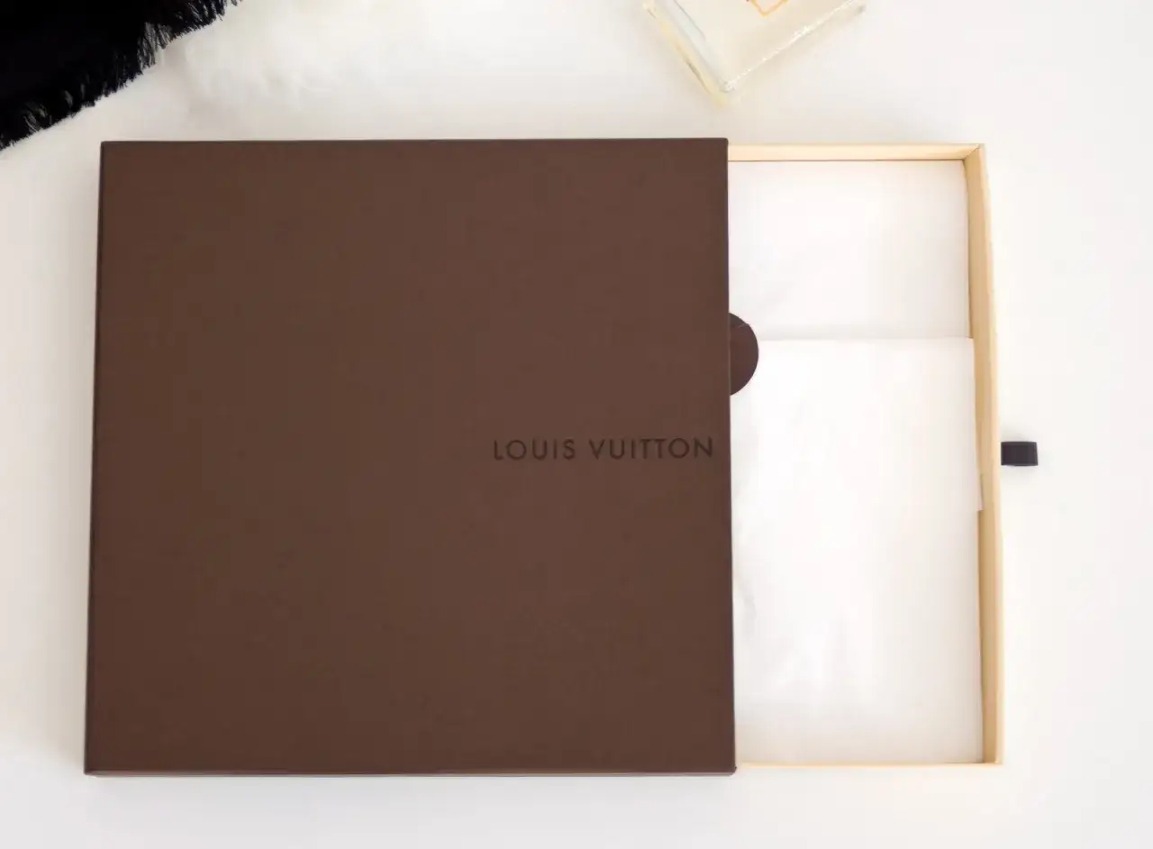 Jak rozpoznać oryginał szala Louis Vuitton i uniknąć podróbki