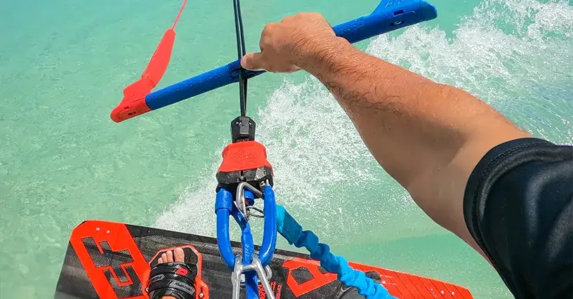Jak zacząć kitesurfing: kluczowe informacje dla początkujących sportowców