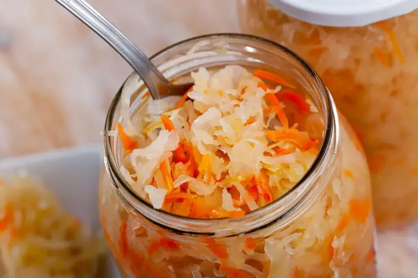 Jak zrobić sałatkę z kapusty kiszonej - łatwe przepisy i porady