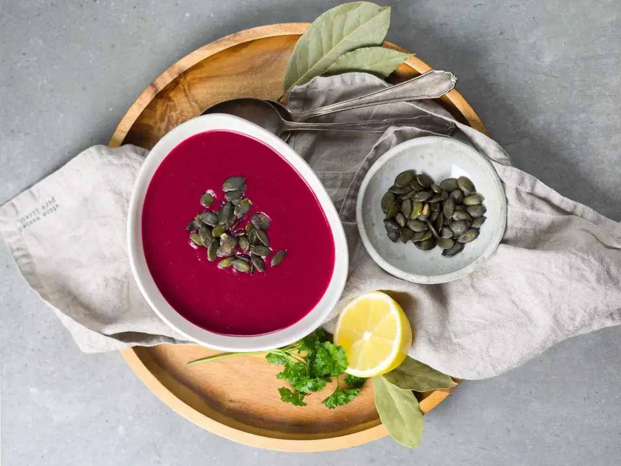 Zupa z buraków z pestkami dyni, idealna by uzupełnić żelazo w diecie wegetariańskiej. Cytryna i zioła dodają świeżości.