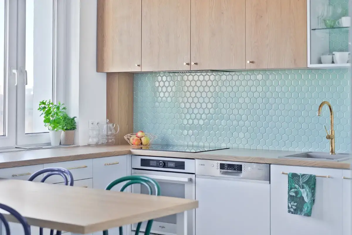 Co na ścianę w kuchni? Płytki, alternatywy i trendy 2026