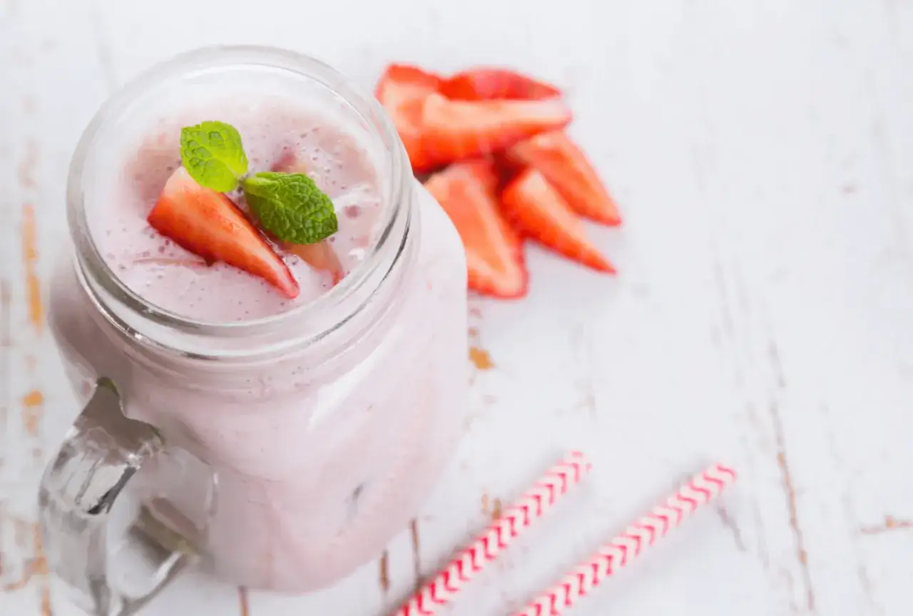 Czy warto jeść jogurt codziennie? Korzyści, wady i wybór