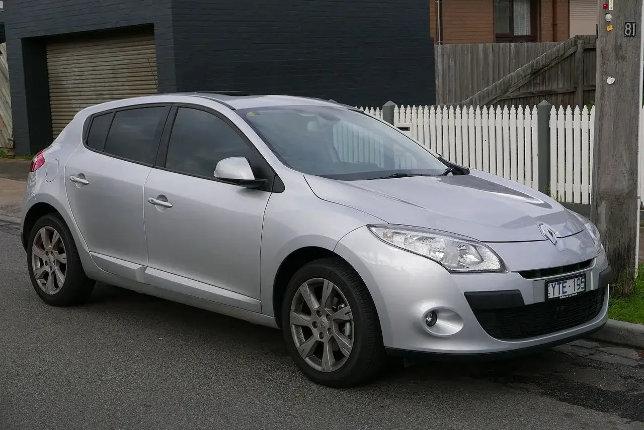 Srebrny hatchback Renault Megane 3, z widocznymi detalami nadwozia, idealny do miasta. Sprawdź megane 3 wymiary.