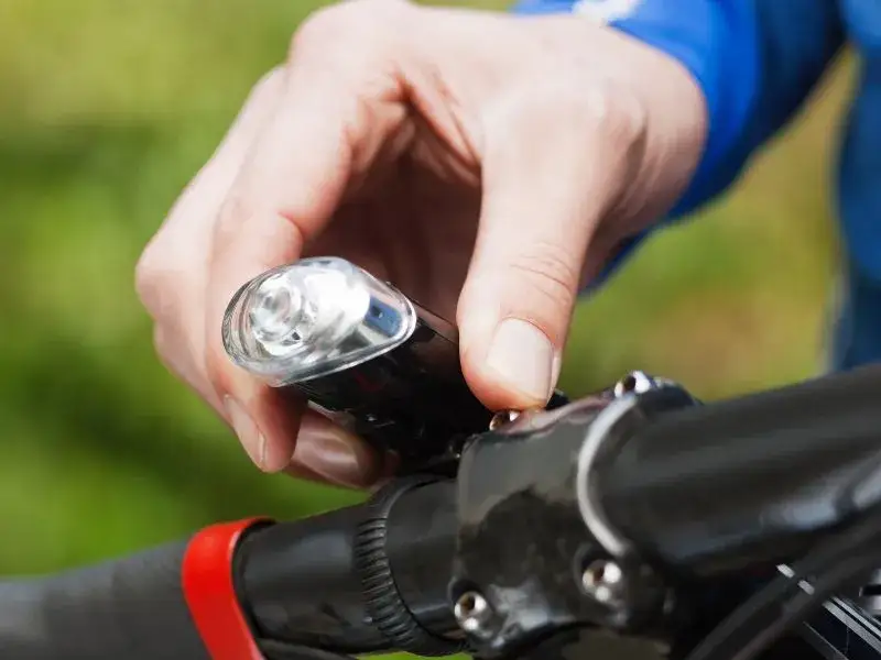 Jakie oświetlenie do roweru wybrać, aby być bezpiecznym na drodze?