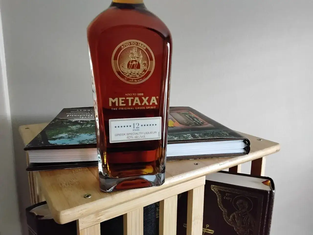 Butelka Metaxy 12 Gwiazdek, greckiego specjału. To jest właśnie metaxa, co to jest - wykwintny trunek.