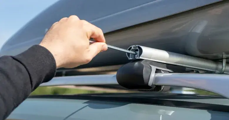 Jak zamontować bagażnik dachowy na relingi - uniknij najczęstszych błędów