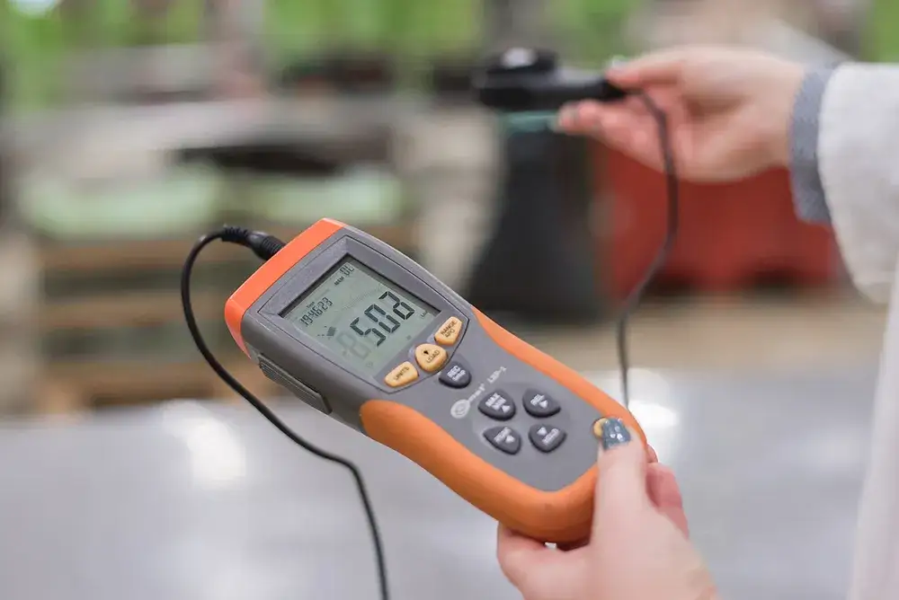 Pomiar natężenia oświetlenia na jakiej wysokości dla efektywności pracy