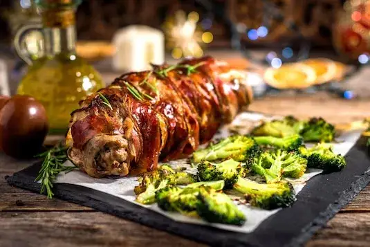 Jakie zioła do duszonej cielęciny, aby wydobyć pełnię smaku?