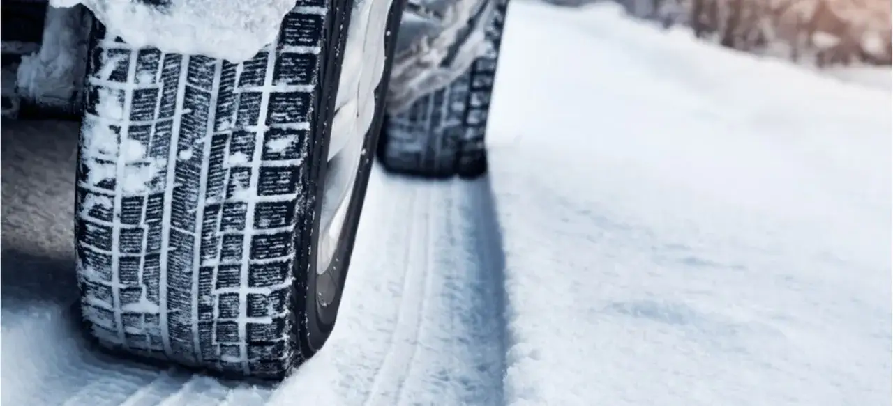 Opony zimowe w Polsce: Brak obowiązku, ale ryzyko mandatu!