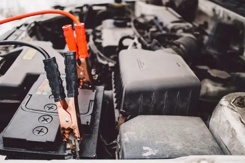 Jak uruchomić auto na kable - proste kroki, które uratują Twój dzień