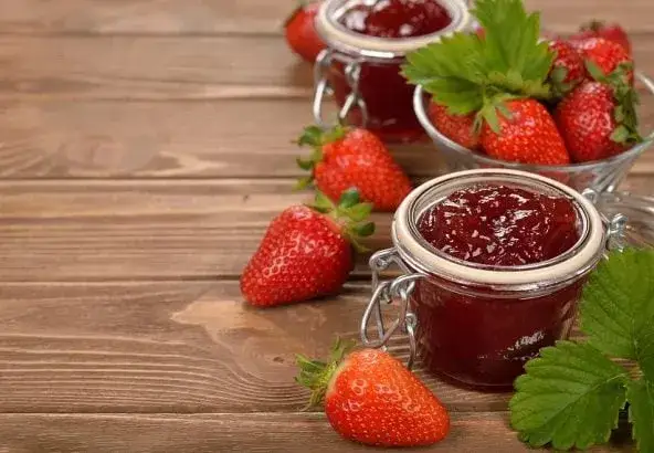 Confiture de fraises : le ratio de sucre parfait pour réussir