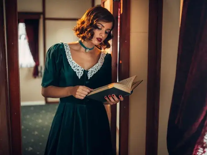 Sukienki lata 40.: Ponadczasowa elegancja i stylizacje na dziś