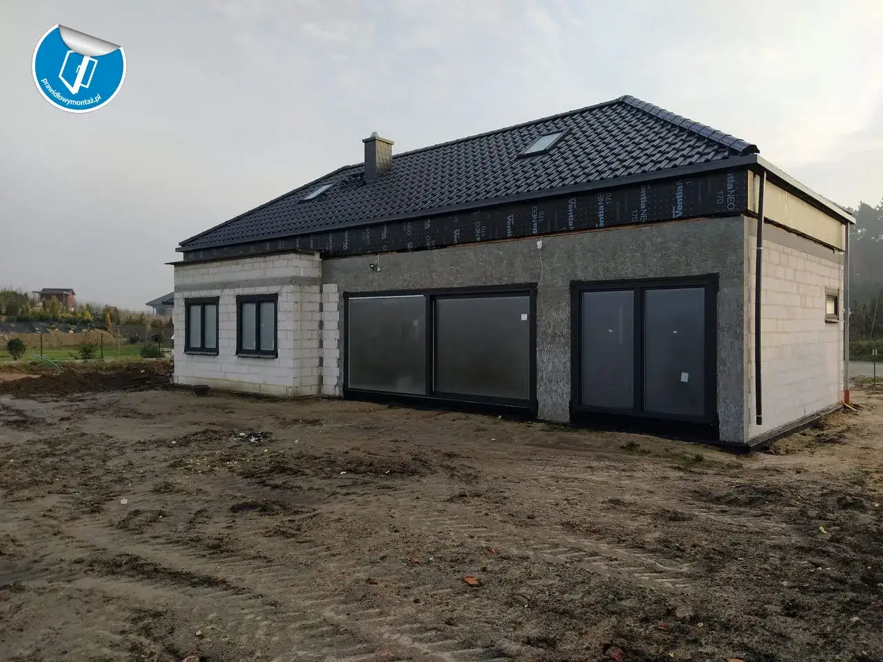 Szczelne drzwi przesuwne? Odkryj sekrety HST i ciepłego montażu.