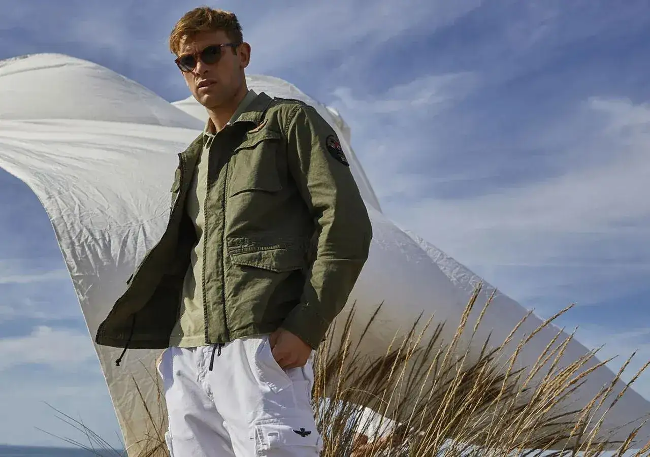 Jak stylowo nosić męskie bojówki? Od streetwearu po smart casual!