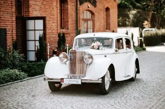 Auto do ślubu: Ile kosztuje? Uniknij ukrytych opłat i oszczędź!