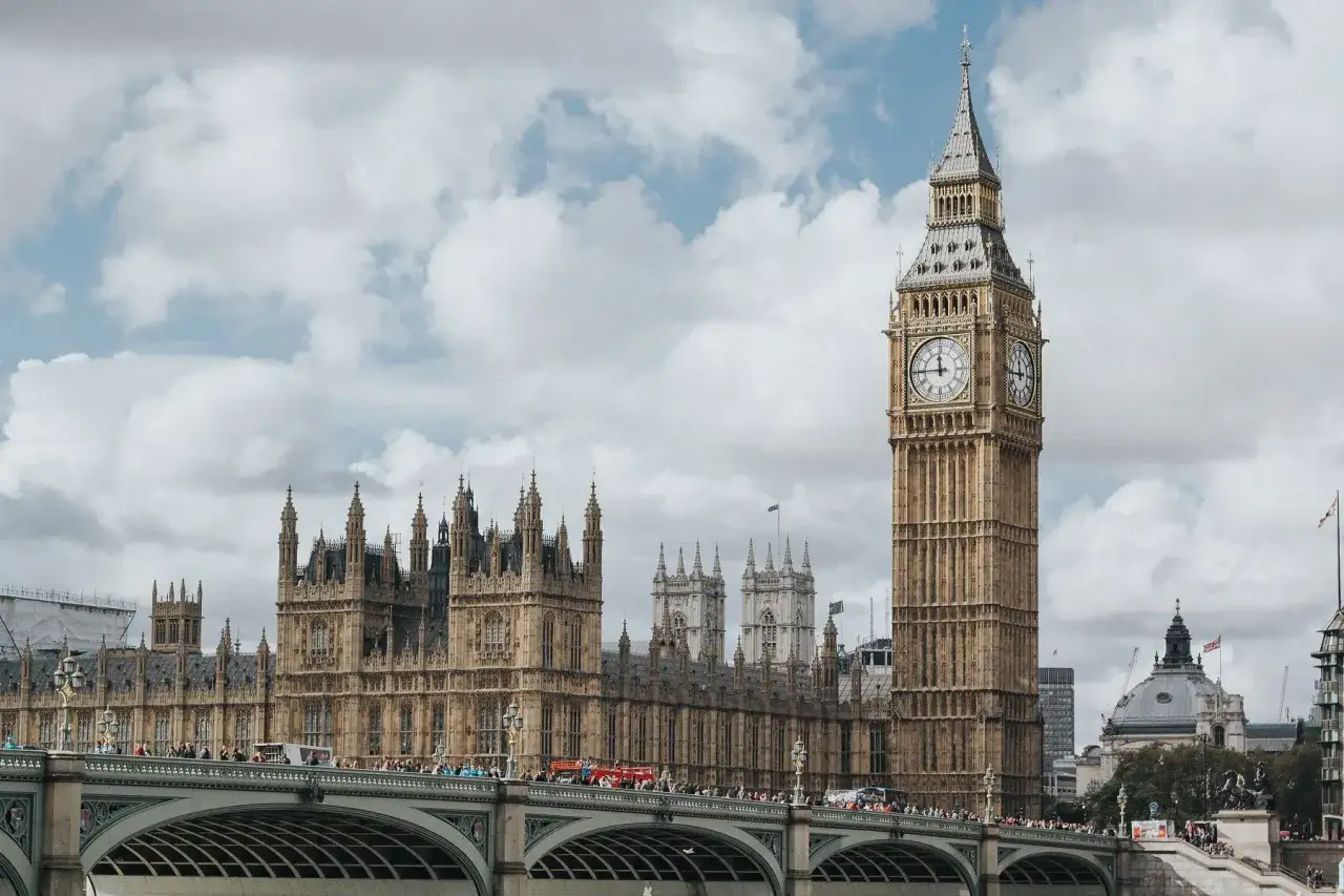 Big Ben i Parlament w Londynie. Czy wiesz, ile dni w roku pada deszcz w Anglii?