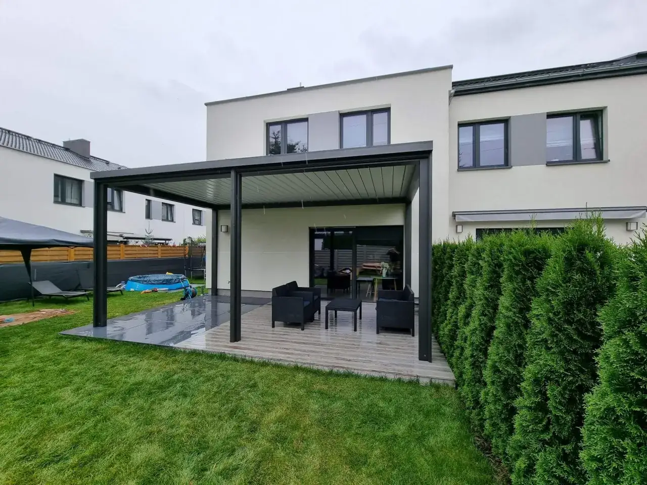 Mały ogród z tarasem: 15+ pomysłów na funkcjonalną przestrzeń