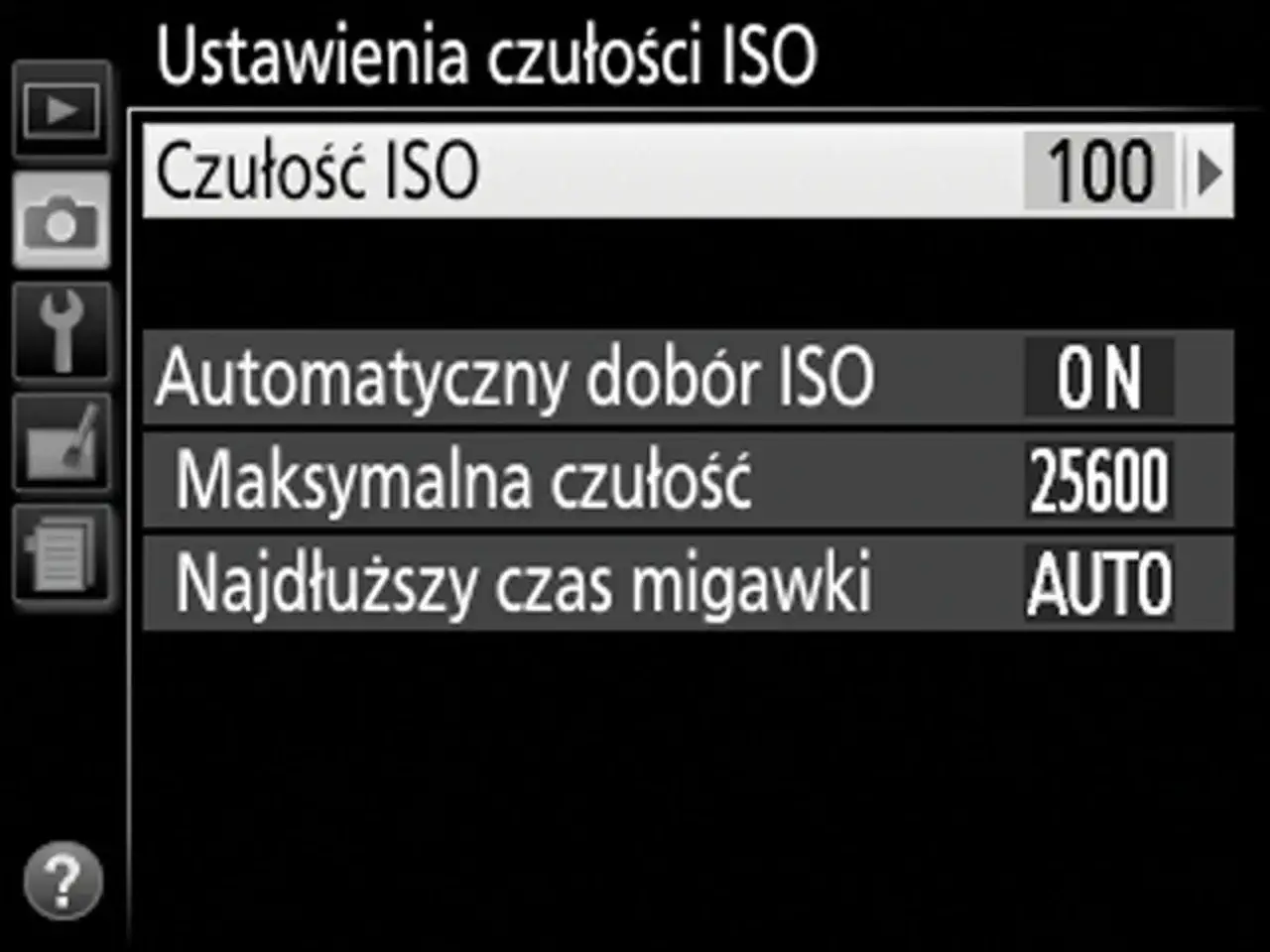 Ekran aparatu z ustawieniami czułości ISO. Widoczna opcja "Czułość ISO" ustawiona na 100, co sugeruje tryb manualny.