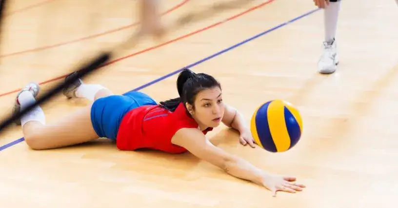 Ilu graczy w siatkówce? 6 na boisku, 2 na plaży i rola Libero